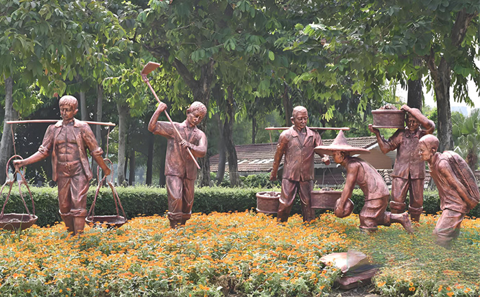 銅雕人物，為步行街注入“人情味”